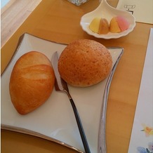 ORIENTAL KYOTO SUZAKU-TEI 朱雀邸（オリエンタル京都朱雀邸）の画像｜左のフランスパンが、柔らかく食べやすい。右上お皿にあるバターがナッツ、オレンジ、クランベリーの味。