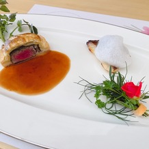 ORIENTAL KYOTO SUZAKU-TEI 朱雀邸（オリエンタル京都朱雀邸）の画像｜お肉とお魚のメイン料理です。
美味しかったです。
添えられている花束が素敵でした。