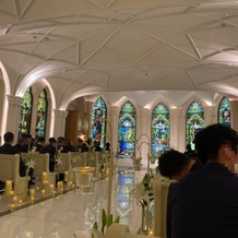 セント・ラファエロチャペル東京の画像｜ステンドガラス　大理石のバージンロード