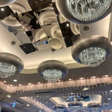 アヴァンセリアン東京（AVANCER LIEN TOKYO）の画像｜披露宴会場の天井のシャンデリア