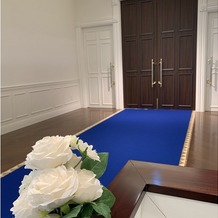 アヴァンセリアン東京（AVANCER LIEN TOKYO）の画像｜チャペルの1番後ろの席の人でも、花嫁が入ってきた時の全身の写真が撮れます。