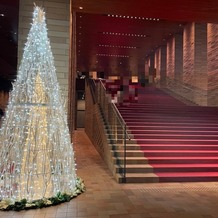 ラ・フェット ひらまつの画像｜この会場特権の大階段の赤絨毯でウェディングフォトが取れます。