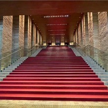 ラ・フェット ひらまつの画像｜ビルの一階にある大階段。挙式前に写真が撮れます。