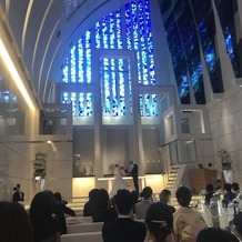 ノートルダム神戸 Ｎｏｔｒｅ Ｄａｍｅ ＫＯＢＥの画像｜ステンドグラスが綺麗。