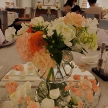 ノートルダム神戸 Ｎｏｔｒｅ Ｄａｍｅ ＫＯＢＥの画像｜各卓のテーブル装花です。