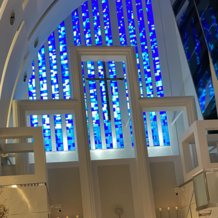 ノートルダム神戸 Ｎｏｔｒｅ Ｄａｍｅ ＫＯＢＥの画像｜青い海のようなステンドグラス