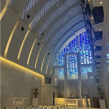 ノートルダム神戸 Ｎｏｔｒｅ Ｄａｍｅ ＫＯＢＥの画像｜肉眼で見るともっと白くて、そこに青い光が映えてめちゃくちゃきれい！天井がすごい高くて贅沢な空間！