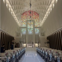 ノートルダム神戸 Ｎｏｔｒｅ Ｄａｍｅ ＫＯＢＥの画像｜黄色みのライトでより温かみのある雰囲気！バージンロードが標準より長めなのも高ポイント！
