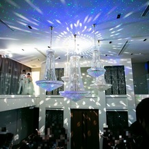 カノビアーノ　福岡の画像｜フラワーシャワーも室内で。新郎新婦登場前に光の演出ができます。