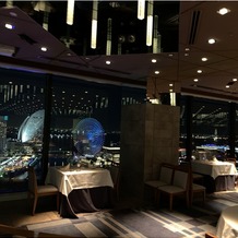 ＹＯＫＯＨＡＭＡ　ＭＯＮＯＬＩＴＨ（横浜モノリス）の画像｜レストラン時のテーブルセット