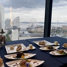 ＹＯＫＯＨＡＭＡ　ＭＯＮＯＬＩＴＨ（横浜モノリス）の画像｜挙式後に控室で料理の一部を食べられます