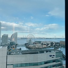 ＹＯＫＯＨＡＭＡ　ＭＯＮＯＬＩＴＨ（横浜モノリス）の画像｜チャペルの窓からの眺め