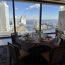 ＹＯＫＯＨＡＭＡ　ＭＯＮＯＬＩＴＨ（横浜モノリス）の画像｜披露宴会場から見える景色
