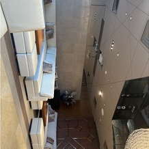 ＹＯＫＯＨＡＭＡ　ＭＯＮＯＬＩＴＨ（横浜モノリス）の画像｜ゲストの待合スペースです。
広く、ラグジュアリーな雰囲気。