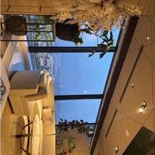 ＹＯＫＯＨＡＭＡ　ＭＯＮＯＬＩＴＨ（横浜モノリス）の画像｜ゲストの待合スペースです。
ここからも景色が見えます。