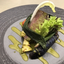 アールベルアンジェ富山の画像｜メイン（肉）
和牛サーロインの白ごま風味や機に旬野菜のグリル添え　青葱のソースで