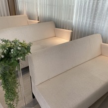 ｍｏｉｔｉｅ　ｍｏｉｔｉｅ（モアチェ　モアチェ）～リバーサイドテラス～の画像｜ゲストの席は白色のソファ席となっています。