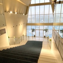クイーンズコート　グランシャリオの画像｜挙式後に降りる大階段