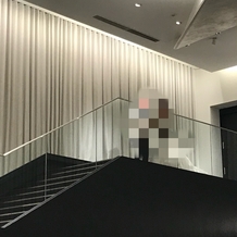 福岡　天神モノリス（ＦＵＫＵＯＫＡ　ＴＥＮＪＩＮ　ＭＯＮＯＬＩＴＨ）の画像｜階段上からの入場
