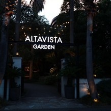 ＡＬＴＡＶＩＳＴＡ　ＧＡＲＤＥＮ（アルタビスタ　ガーデン）の画像｜入口のライトアップ