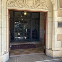 ジェームス邸（神戸市指定有形文化財）の画像｜建物の入り口。ここからすでに雰囲気が素敵。ここにウェルカムボードを置けるそう。