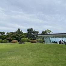 ジェームス邸（神戸市指定有形文化財）の画像｜右手に見えるのが挙式会場です。
奥には海も見えます！