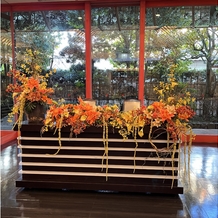 神明神社　参集殿　ｊｕｊｕの画像｜1階の少人数に対応した披露宴会場のメイン席です。和風モダンの雰囲気がステキです。