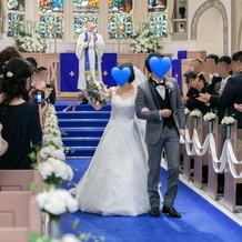 アニヴェルセル みなとみらい横浜の画像｜憧れの青いバージンロードは、ドレスが映えてすごくきれいでした。