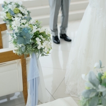 小さな結婚式沖縄チャペルの画像｜チャペルの装花はブルーとホワイトのものでした