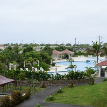 小さな結婚式沖縄チャペルの画像｜チャペルから見えるプールです