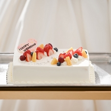 小さな結婚式沖縄チャペルの画像｜挙式中にカットしたケーキ。
プレートに名前を入れることも出来ましたが恥ずかしいので無しにしました…