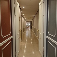 ザ リュクス 銀座(THE LUXE GINZA)の画像｜ホワイエから披露宴会場間の廊下