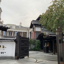 百花籠（ひゃっかろう）―Neo Japanesque Wedding―の画像｜入り口から迫力のある門構えは、流石、白壁だなと思わされます。