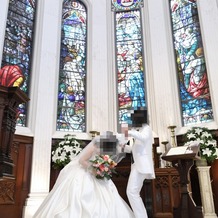 百花籠（ひゃっかろう）―Neo Japanesque Wedding―の画像｜一面に張られたステンドグラスが素敵。
