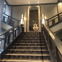 百花籠（ひゃっかろう）―Neo Japanesque Wedding―の画像｜ロビーの階段