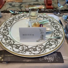 百花籠（ひゃっかろう）―Neo Japanesque Wedding―の画像｜席札は外注ですが席の皿の雰囲気
