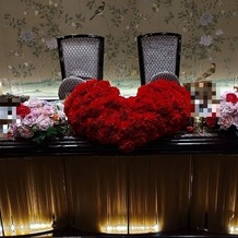 百花籠（ひゃっかろう）―Neo Japanesque Wedding―の画像｜当日高砂はハートの形をお花で作っていただきました！