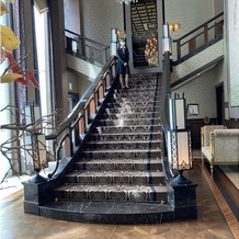 百花籠（ひゃっかろう）―Neo Japanesque Wedding―の画像｜入り口入って直ぐにある階段です。
とても豪華な印象の建物です