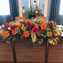 THE MARCUS SQUARE KOBE　（ザ マーカススクエア 神戸）の画像｜メインテーブルの装花