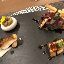 THE MARCUS SQUARE KOBE　（ザ マーカススクエア 神戸）の画像｜サーモンのタルタル、白身魚の焼き物、牛フィレ肉のステーキ、お茄子のフォアグラのせ。