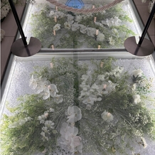 THE MARCUS SQUARE KOBE　（ザ マーカススクエア 神戸）の画像｜ガラス張りのバージンロードにお花が埋め込み