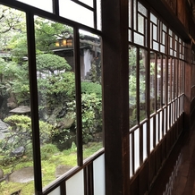 ＨＡＴＳＵＮＥＹＡ　ＧＡＲＤＥＮ　～since 1868 KAWAGOE～の画像｜廊下のガラス