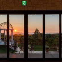 Accueillir　風彩の森迎賓館（アクイール　かぜのもりげいひんかん）の画像｜スイーツビュッフェの会場からの景色
