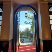 旧桜宮公会堂（国登録重要文化財）の画像｜披露宴会場の横の扉から外に出られます。