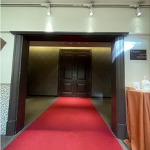 旧桜宮公会堂（国登録重要文化財）の画像｜印象的だったのが赤い絨毯を参列者も歩けるようになっていました。