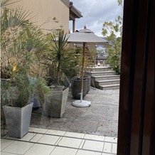 ザ オーク ガーデン／別邸 木屋の画像｜挙式会場からガーデンを通って披露宴会場に行けます