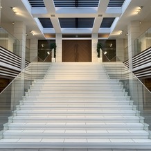 ザ・リーヴス　プレミアムテラスの画像｜入り口入ってすぐの大きな階段。チャペルを出たらここでフラワーシャワー等するそうです。