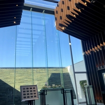 ザ・リーヴス　プレミアムテラスの画像｜ガラス張りで明るい挙式会場