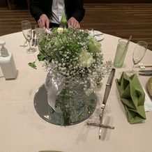 ザ・リーヴス　プレミアムテラスの画像｜テーブル装花