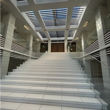 ザ・リーヴス　プレミアムテラスの画像｜会場前の階段は白で上からの光が差し込みする
